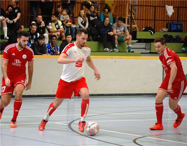 Ata Sport Urmitz (Mitte) spazierte durch die Vorrunde. Beim Aus nach Neunmeter-Schießen im Viertelfinale gegen die U23 von Fortuna Köln war später viel Pech dabei.
