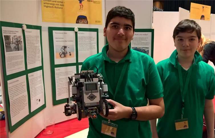 Atakan Söylemez und Finn Götze mit ihrem Modell am Präsentationsstand. privat