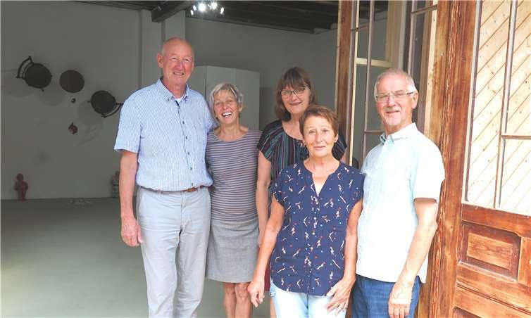 Atelier Moja mit (v.l.) Michael Ansorge und Monique Jacquemin sowie Gitta Büsch und Marlene und Hans Joachim Peters.  Gemeinde Wachtberg/mm