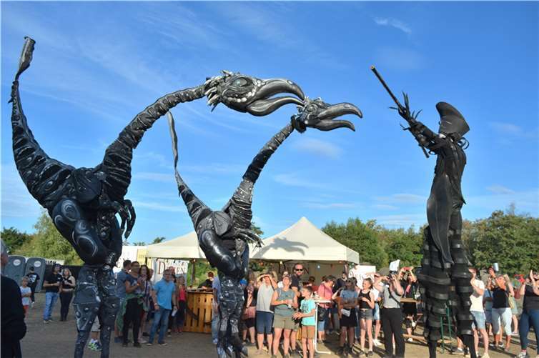 Atemberaubende Wesen aus der Urzeit streiften durch die Menge.