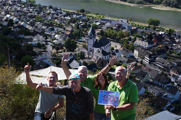 Atemberaubender Blick: Mitglieder der Leutesdorfer NaturFreunde und des Rock ‚n Roll Elferrats auf dem Rheinsteig oberhalb der Edmundshütte. Zu sehen ist die Andernacher Pforte, der Kranenberg und Leutesdorf.