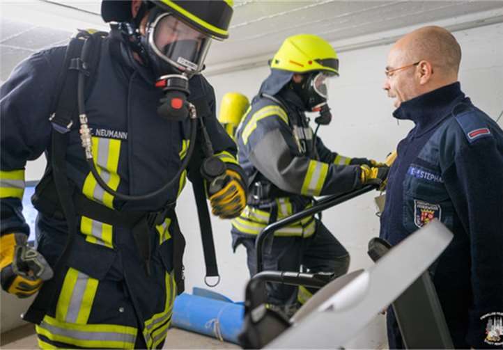 .Atemschutzgeräteträger auf dem Laufband und auf dem „Stepper“. privat