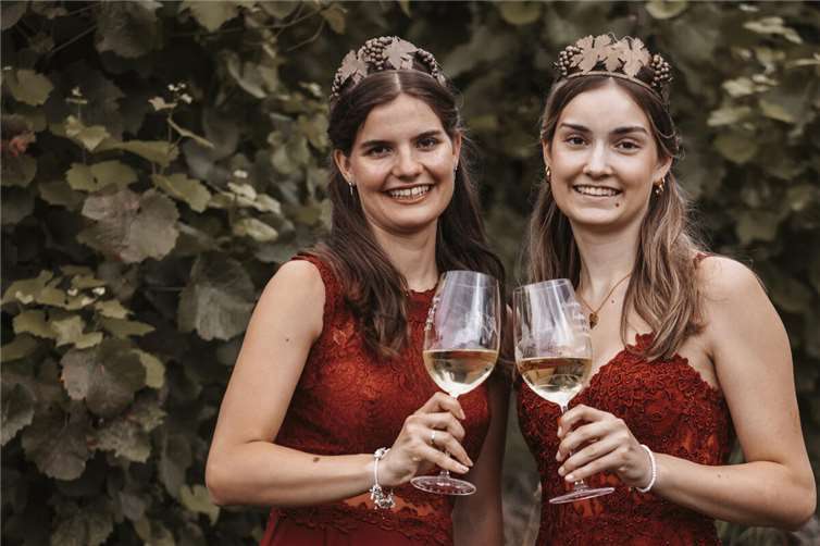 Athina Zisgen und Mara Endris bleiben ein weiteres Jahr die Oberfeller Weinmajestäten. Quelle: Ortsgemeinde Oberfell