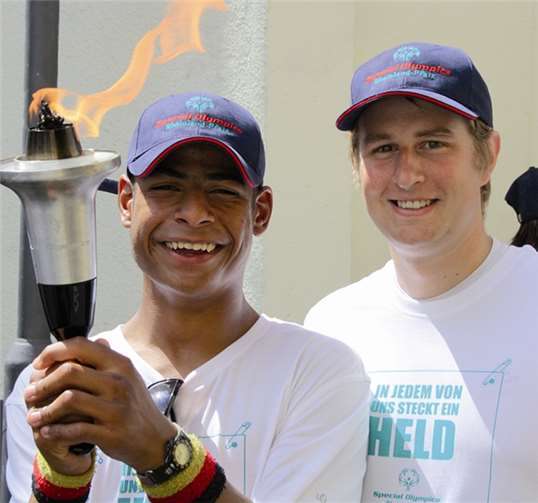 Athlet Amin Laval (St. Martin Schule Bitburg) mit Volunteer Stefan Wanken bei den Special Olympics Landesspielen 2011 in Bitburg. privat