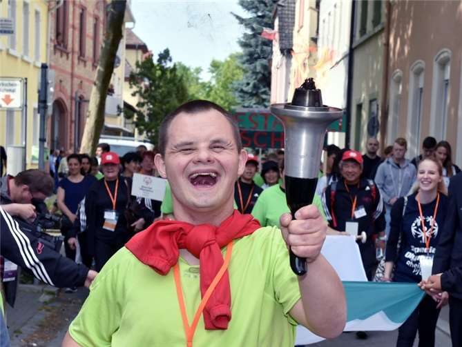 Athlet Sascha Hoffmann (JSV Speyer) war stolzer Fackelträger der Landesspiele 2015 in Speyer.