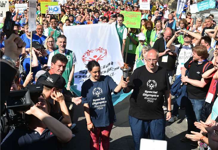 Athlet Sascha Hoffmann (JSV Speyer) war stolzer Fackelträger der Landesspiele 2015 in Speyer.. Fotos: Wilfried Kootz (Special Olympics-RLP)