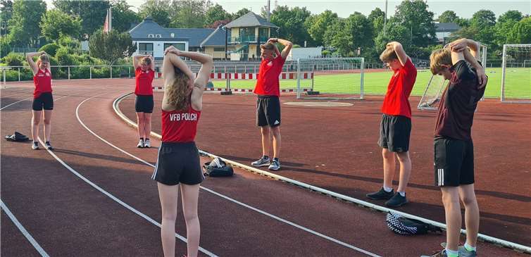 Athletengruppe beim Aufwärmtraining im Stadion.Foto: privat