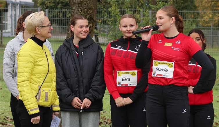 Athletin Marie Böckmann (rechts), die weiteren Athleten, das Trainerteam und der gesamt Verein sind froh über die neue Kugelstoßanlage in Waldbreitbach.