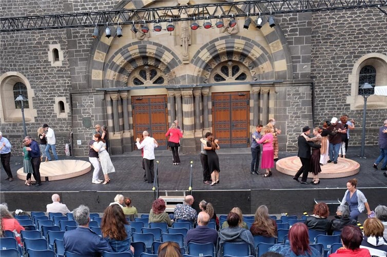 Atmosphäre an neuer Spielstätte: Tango Argentino auf der großen Bühne der Burgfestspiele Mayen. Forto: Axel Holz