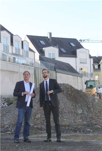 Atmosphäre spüren: Ole Flemming (l.) von BOF Architekten kam zu einem Arbeitstreffen nach Montabaur und besuchte mit Bürgermeister Ulrich Richter-Hopprich den Bauplatz für das neue Verbandsgemeindehaus. Privat