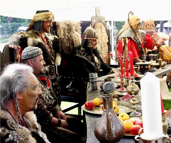 Attila und seine Mannen begrüßten die zahlreichen Gäste von Nah und Fern. DL