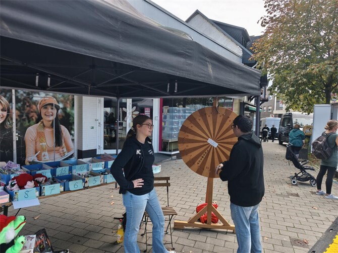 Attraktive Preise gab es beim Glücksrad zu gewinnen.