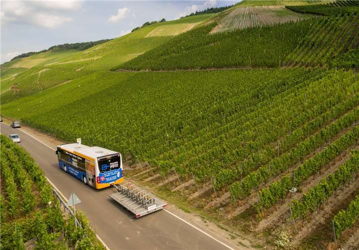 Attraktives Angebot: Ab Pfingstsamstag erschließt der neue „Rad- & WanderBus Oberes Ahrtal“ als Linie 899 die beliebte Freizeitregion zwischen Ahrbrück und Blankenheim im Kreis uskirchen. Foto: Dominik Ketz, Rheinland-Pfalz Tourismus