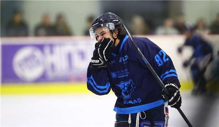 Au Backe: Maximilian Wasser und die Bären kassierten ließen in Neuss überraschend Federn.Foto: EHC