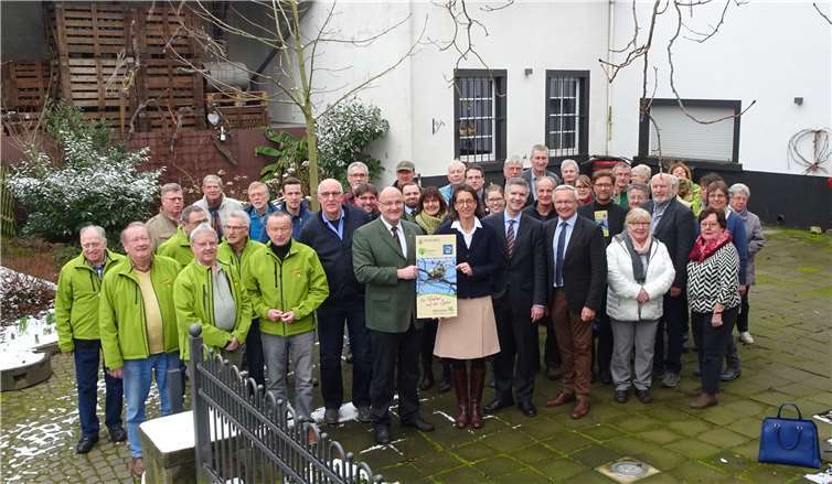 Auch 2018 lädt der Naturpark Rhein-Westerwald wieder dazu ein, sich auf die Spur der Natur zu begeben. Das Jahresprogramm des Forstamtes Dierdorf und des Naturparks wurde jetzt im Weingut Zwick in Hammerstein vorgestellt..Naturpark Rhein-Westerwald e. V.