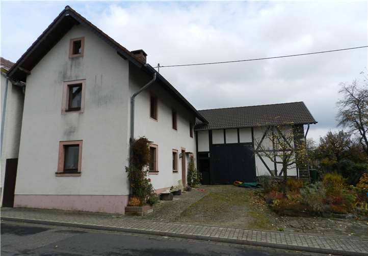 Auch 2020 wurden im Kreis Ahrweiler zahlreiche Projekte und Vorhaben aus Mitteln der Dorferneuerung gefördert, im Bild ein Vorher-/Nachher-Beispiel für die gelungene Sanierung einer ortstypischen Hofanlage. Fotos: Kreisverwaltung Ahrweiler