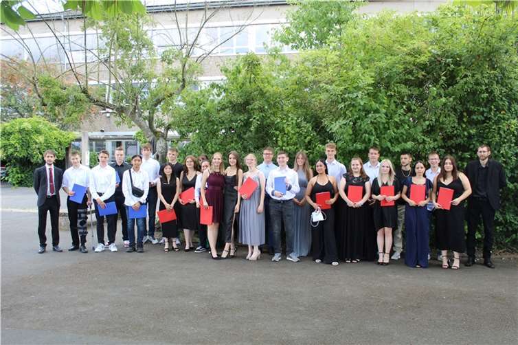 Auch 27 Schülerinnen und Schüler der 10. Klassen der Römerwall-Schule Rheinbrohl haben sich nach vielen gemeinsamen Jahren von ihrer Schule verabschiedet.