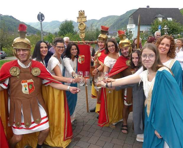 Auch Abordnungen der örtlichen Vereine, wie hier die Römergruppe, waren beim Empfang mit von der Partie.