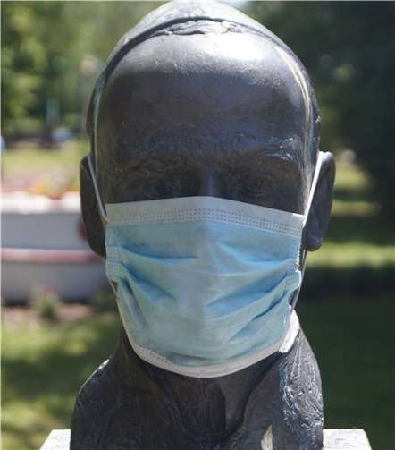 Auch Adolph Kolping hält sich an die Maskenpflicht. Foto: privat
