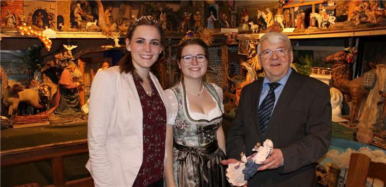 Auch Ahrweinkönigin Annika Schooß (li.) und die Recher Weinkönigin Michaela Eller waren von der internationalen Krippenausstellung begeistert. DU