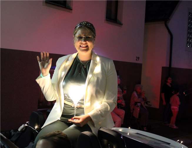 Auch Ahrweinkönigin Katja Hermann hatte beim Lichterzug jede Menge Spaß.