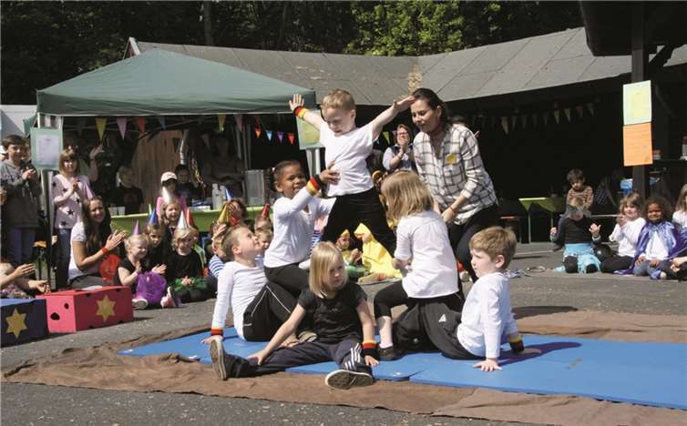 Auch Akrobatisches wurde bei der abwechslungsreichen Zirkusshow der Kinder aus Unkelbach dem Publikum geboten. privat