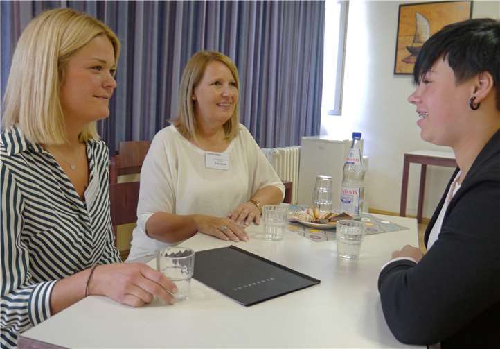 Auch Andrea Brinkmann und Brigitte David (v. l.) nahmen sich Zeit für Bewerbungsgespräche mit den Camp-Teilnehmerinnen und -Teilnehmern.