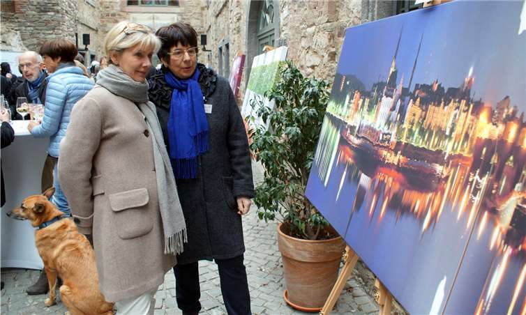 Auch Anna Maria Schuster (rechts), Geschäftsführerin des Vereins „Freunde der Bundesgartenschau Koblenz 2011 e.V.“ erläuterte den Besuchern der Vernissage gerne die beeindruckenden Werke des Künstler-Ehepaares.
