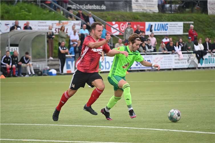 Auch Antonio Donkov (re.), hier im Laufduell mit dem Mayener Tim Krechel, hat noch Steigerungspotenzial.