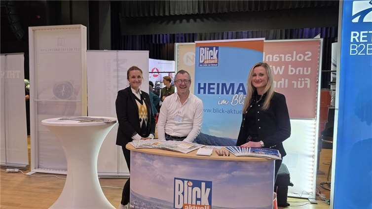 Auch BLICK aktuell war auf der KONEKT vertreten: v.li. Larissa Darenski, Thomas Manstein und Lilia Stehblau.