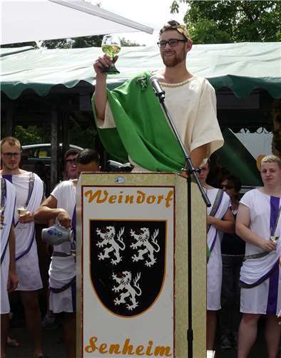 Auch Bacchus Paul war als heimischer Weingott selbstverständlich mit seinen trinkfreudigen Vasallen vertreten.