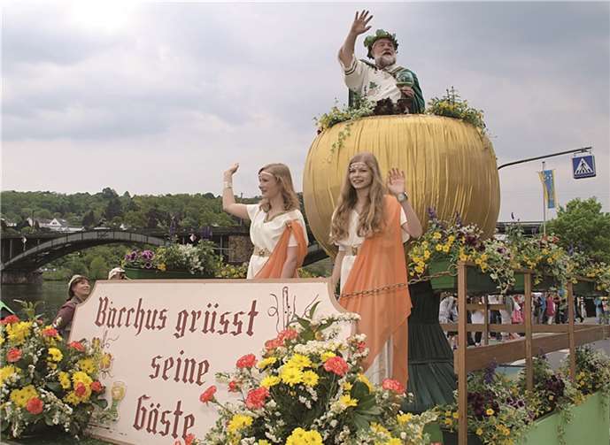 Auch Bacchus grüßte seine Gäste vom großen Wagen herunter.