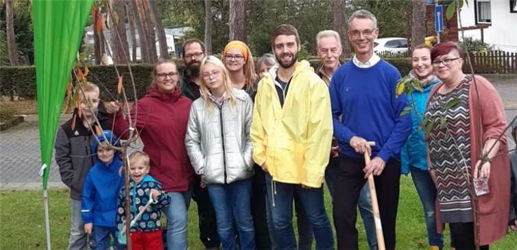 Auch Bad Breisigs Stadtbürgermeister Udo Heuser 83. v. r.) griff gern zum Spaten, um die Aktion zu unterstützen. Foto: privat