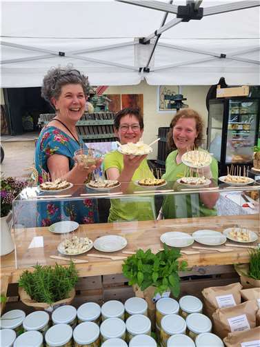 Auch Beate Grunwald, Annette Förster und Marion Schmitz (v.l.) vom Hof Ronig freuen sich auf „Landgenuss & Wein“.  Foto: Jörg Hohenadl