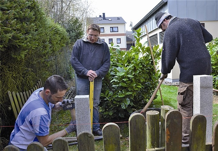 Auch Begrenzungszäune wurden fachmännisch bearbeitet.privat
