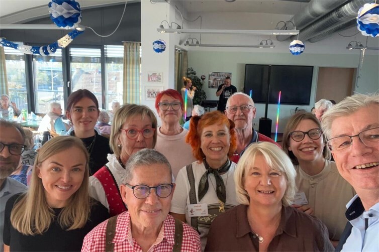 Auch Beigeordneter Ralf Seemann besuchte das Oktoberfest und hielt die schöne Stimmung bei einem Selfie mit den Ehren- und Hauptamtlichen fest, die das Fest gemeinsam auf die Beine gestellt hatten. 
