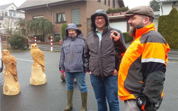 Auch Beigeordneter Swen Christian und Ulrike Aufderheide begutachtete die von Olaf Schulz geschnitzten Eulen. Birte Kümpel