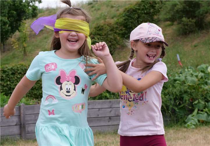 Auch Bewegungsspiele sind Thema der Experimentierkarten.