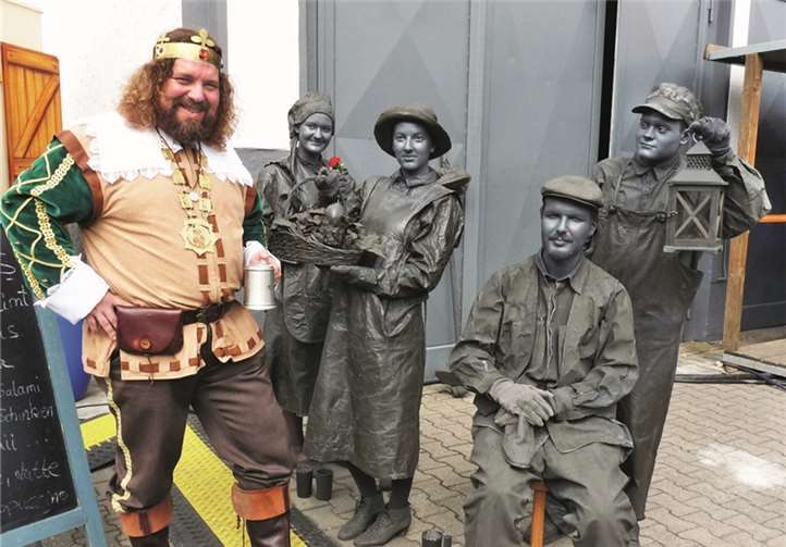 Auch Bierkönig Gambrinus war völlig verblüfft, als die Theatergruppe „Oase“ sich als vermeintlich versteinerte Layergruppe nur dann ein wenig bewegte, wenn sie eine kleine Spende erhielt.