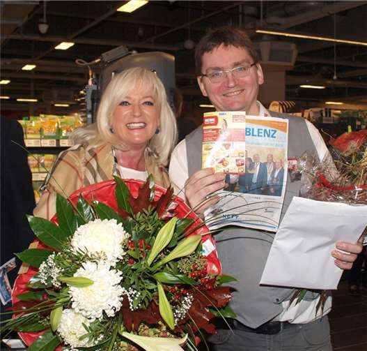 Auch „Blick aktuell“ gratulierte zum neuen Start in der Innenstadt von Koblenz. Hierfür kam Anzeigenleiterin Annja Schneider-Knopp persönlich mit einem großen Blumenstrauß vorbei und hatte die besten Wünsche für Marktleiter Olivier Maly und sein Team.