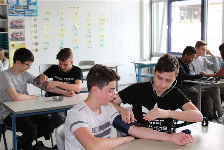 Auch Blutdruckmessen war Thema beim Aktionstag. Fotos: privat