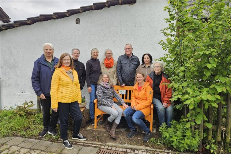 Auch Bürgermeister Achim Juchem (stehend, 2. von rechts) und Rita Gilles ,Gleichstellungsbeauftragte des Kreis Ahrweiler (stehend, ganz rechts), unterstützen die Privatinitiative „Orange Bank“ von Cordula Clausen (links auf Bank).