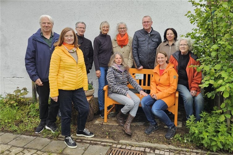 Auch Bürgermeister Achim Juchem (stehend, 2. von rechts) und Rita Gilles ,Gleichstellungsbeauftragte des Kreis Ahrweiler (stehend, ganz rechts), unterstützen die Privatinitiative „Orange Bank“ von Cordula Clausen (links auf der Bank).