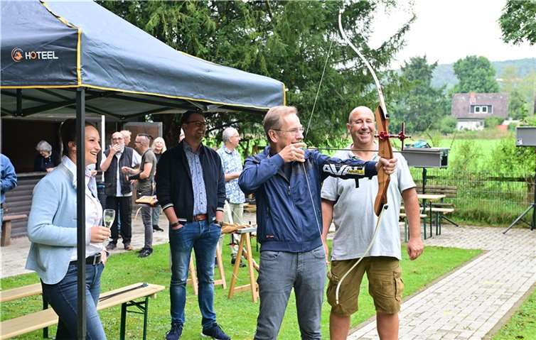 Auch Bürgermeister Andreas Geron (2.v.r.) nutzte anlässlich der Wiedereröffnung des Trainingsgeländes der Sinziger Bogenschützen die Gelegenheit zu einem Probetraining. Foto: Stadtverwaltung Sinzig
