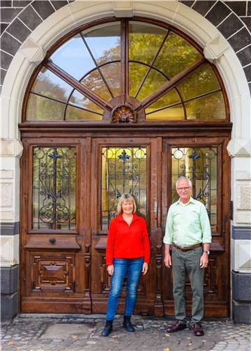 Auch Bürgermeister Arno Schmitz überzeugte sich, dass die Renovierung des Tores den Charakter des Hauses erhalten hat.  privat