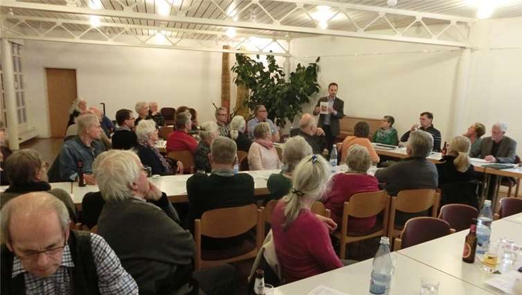 Auch Bürgermeister Björn Ingendahl (stehend) fand den Weg zur Versammlung des Verschönerungsvereins. Foto: privat