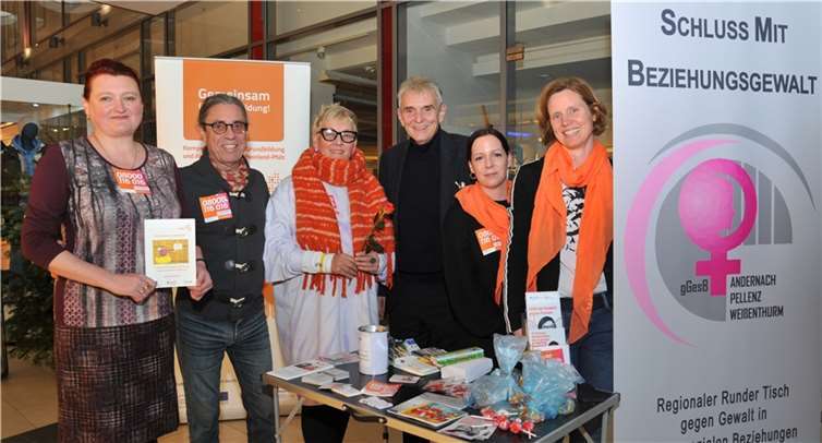Auch Bürgermeister Claus Peitz (3. von rechts) besuchte am „Internationalen Tag gegen Gewalt an Frauen“ den Infostand der Stadt Andernach.  Foto: Stadt Andernach/Maurer