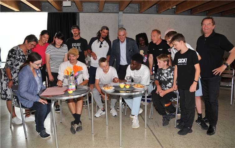 Auch Bürgermeister Claus Peitz (Mitte) ließ sich während des Treffens des Jugendforums über die aktuellen Pläne nformieren. Foto: Stadt Andernach/Maurer