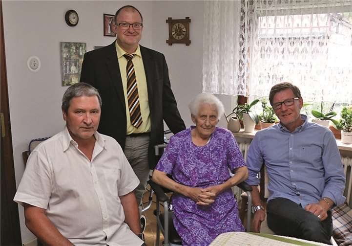 Auch Bürgermeister Guido Nisius (2.v.l.), Ortsbürgermeister Wolfgang Heinisch (r.) und der Erste Beigeordnete, Albert Dresen, gratulieren der Jubilarin. SES