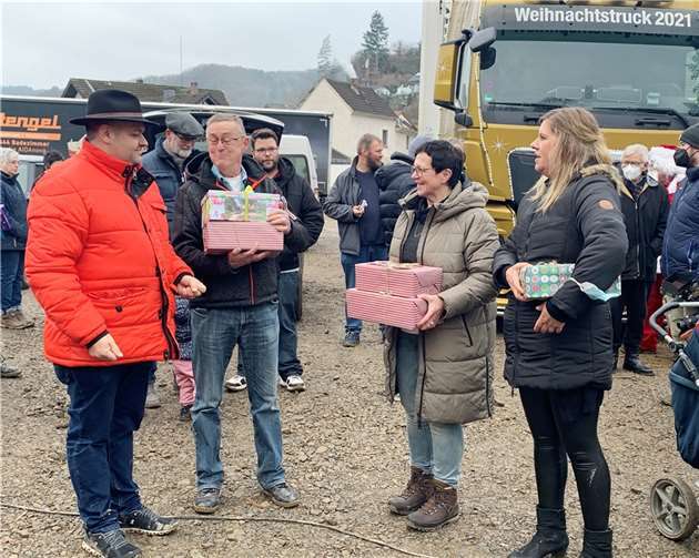 Weihnachtsengel brachten Geschenke für die Bürger von Schuld Auch Bürgermeister Helmut Lussi half beim Verteilen der Geschenke.